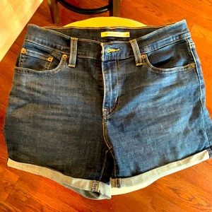 Levi Mid Length Shorts Size 28